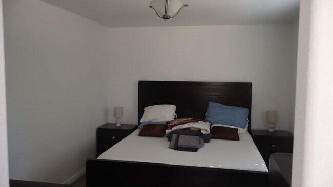 Building Photo - Furnished 3 Bedroom home