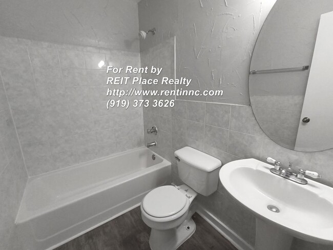 Building Photo - 3 Bed 2 Bath w/ Master Bed downstairs near Crossroads Plaza, REI