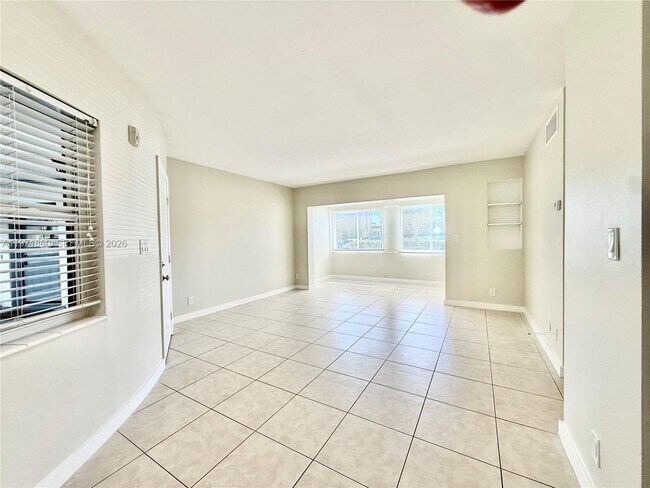 Building Photo - 2101 NE 51st St