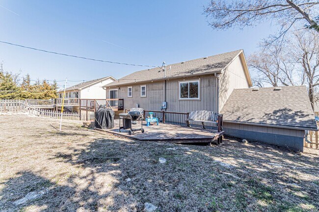 Building Photo - Spacious Single Family Home