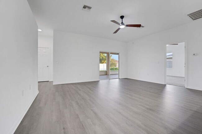 Building Photo - 327 Cloverdale Rd