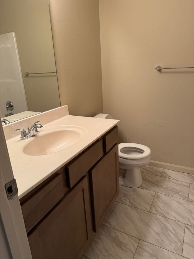 Building Photo - Split Level Three Bedroom 2.5 Bath with Tw...