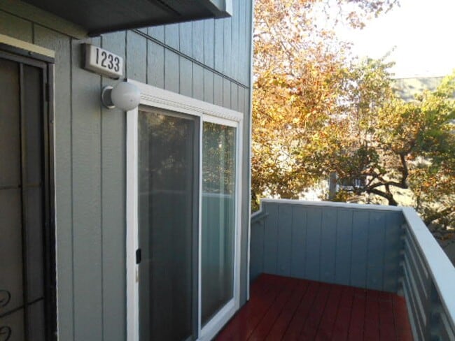 Building Photo - 2 Bed/2 Bath Condo w/Detached 1 Car Garage...