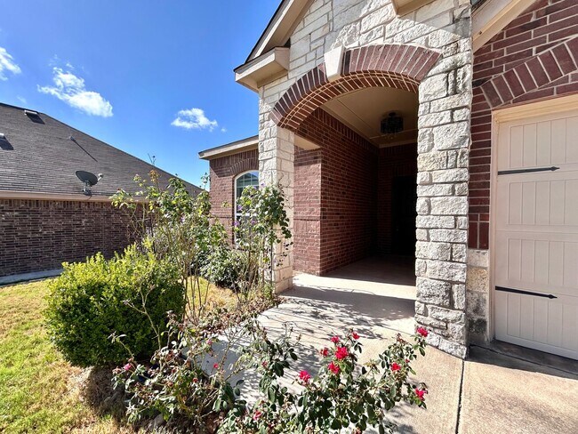 Building Photo - Beautiful 3-Bedroom, 2-Bath Home with Comm...