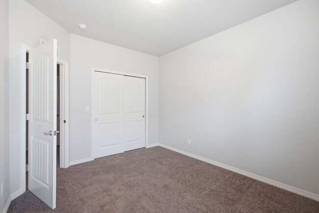 Building Photo - 3 Bedroom Townhome in Fort Collins
