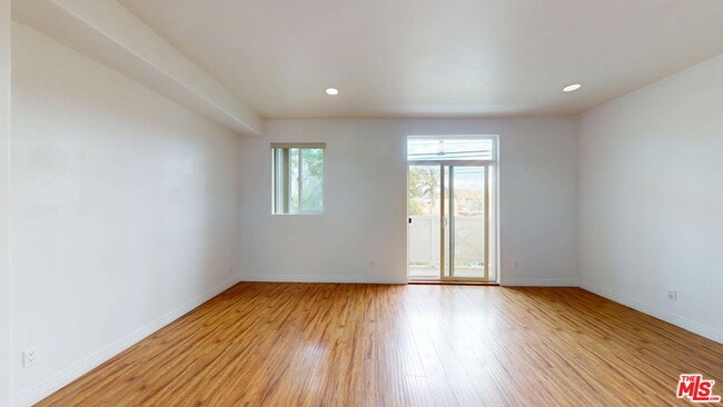 Building Photo - 11622 Oxnard St