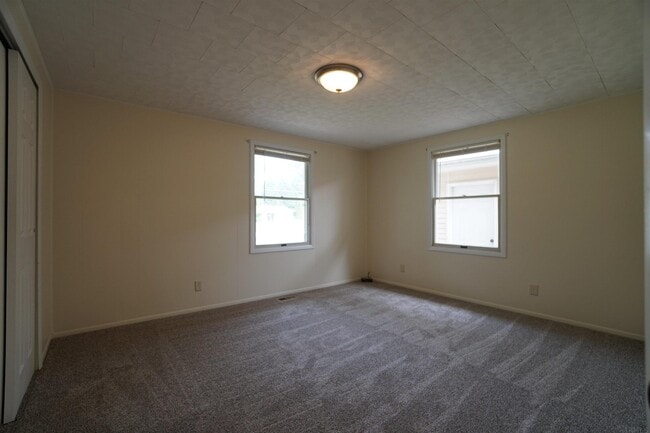 Building Photo - 2551 E Sandy Dr