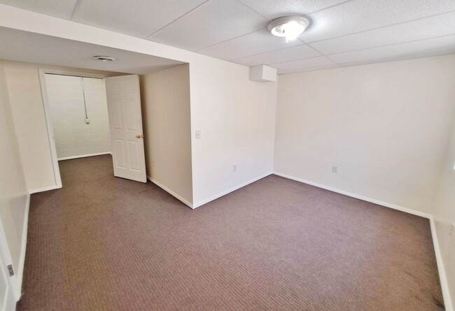 Building Photo - 2 Bed / 1-1/2 Bath Townhome