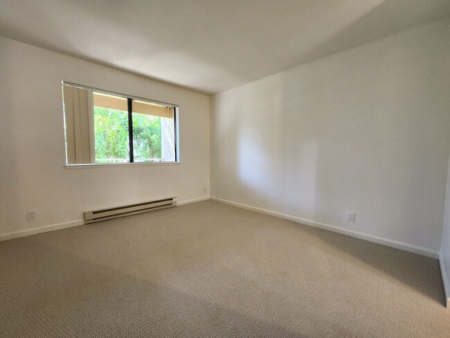 Building Photo - 1 Bedroom 1 Bath Remodeled Condo Available...