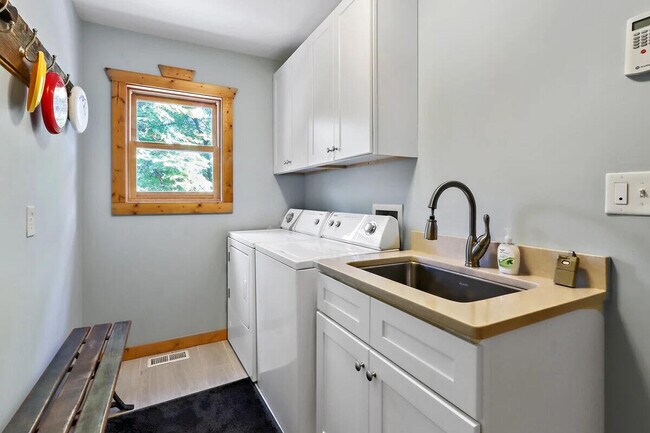 Building Photo - 465 Sylvan Dr