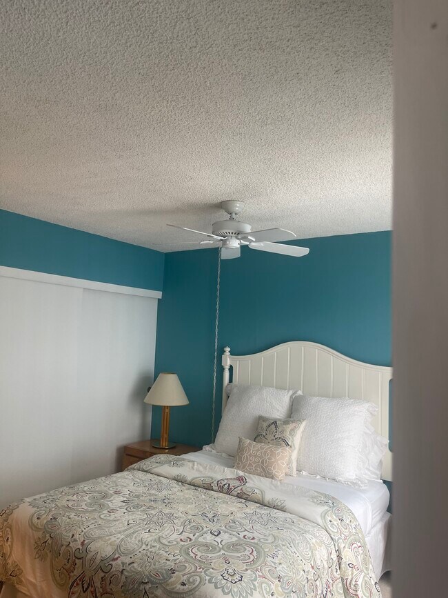 Queen bed guest room - 95 Calle Encinitas