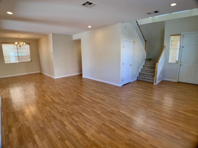 Building Photo - 9679 Ridgebluff Ave