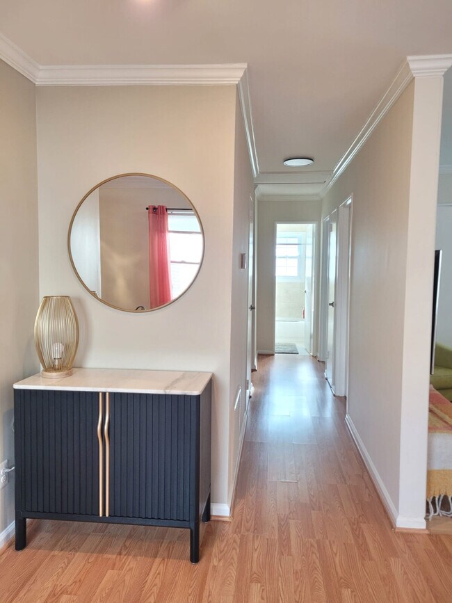 Building Photo - 2028 Pimmit Dr