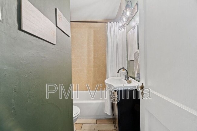 Building Photo - 858 W 47th St