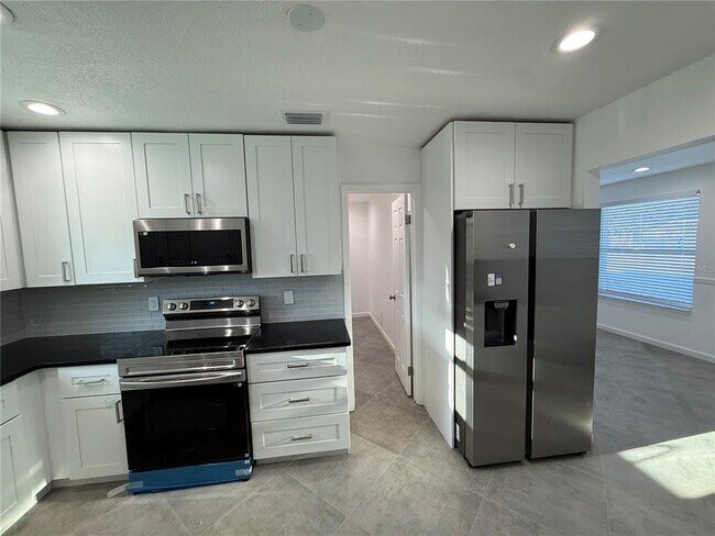 Building Photo - 15573 Bedford Cir E