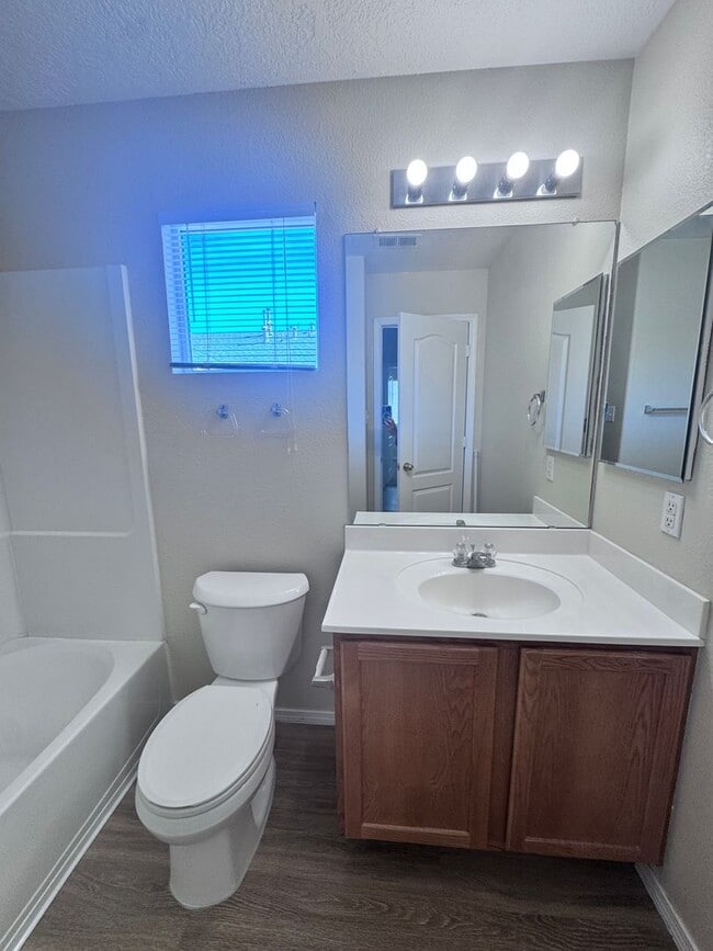 Building Photo - MOVE IN SPECIAL!! HALF OFF-SECURITY DEPOSIT! 3 bed 2 bath home in Los Lunas