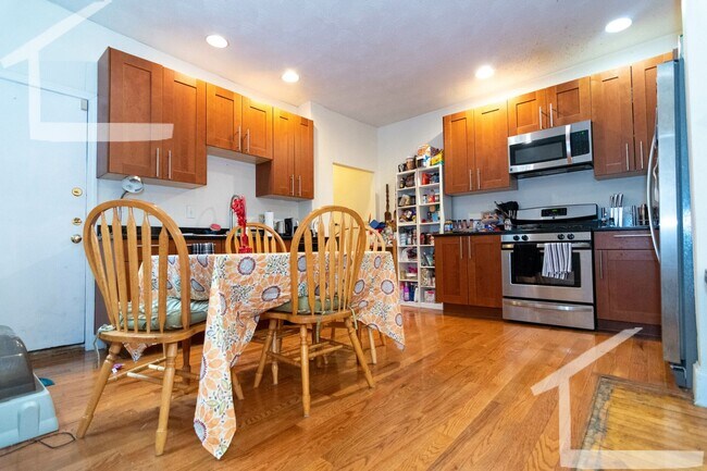 Building Photo - 9/1 Renovated, spacious 4BR/BA near T, BU