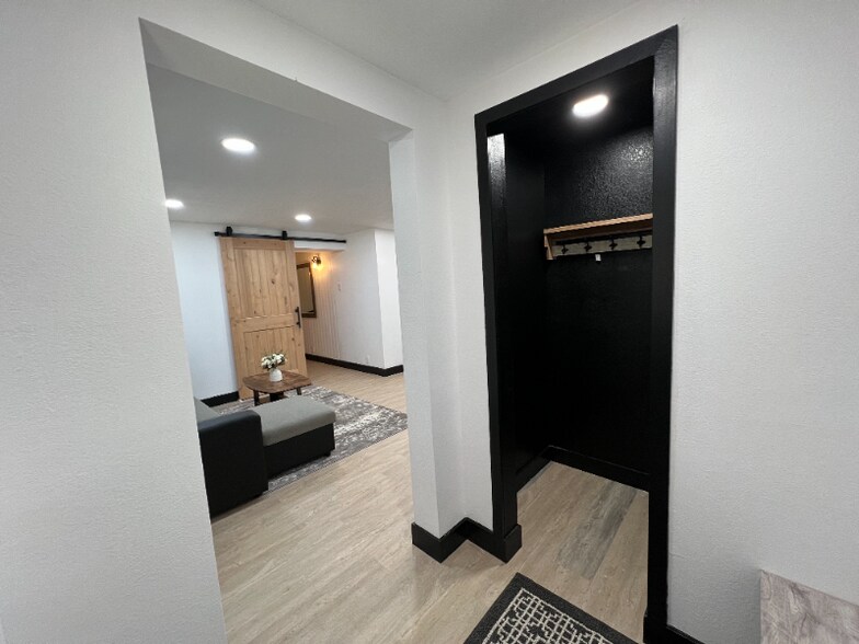 Building Photo - 1960 Willow Dr