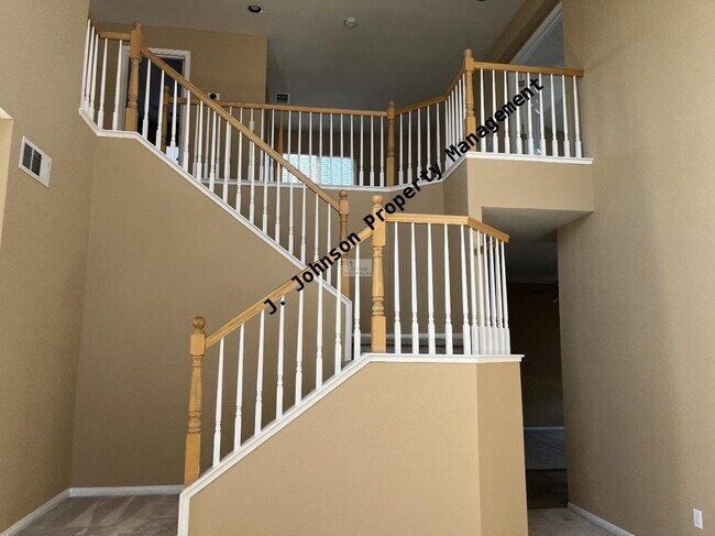 Building Photo - Large Pet Friendly Home!
