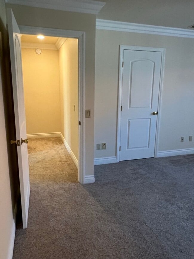 Building Photo - Meticulously maintained condo - 2 main bed...