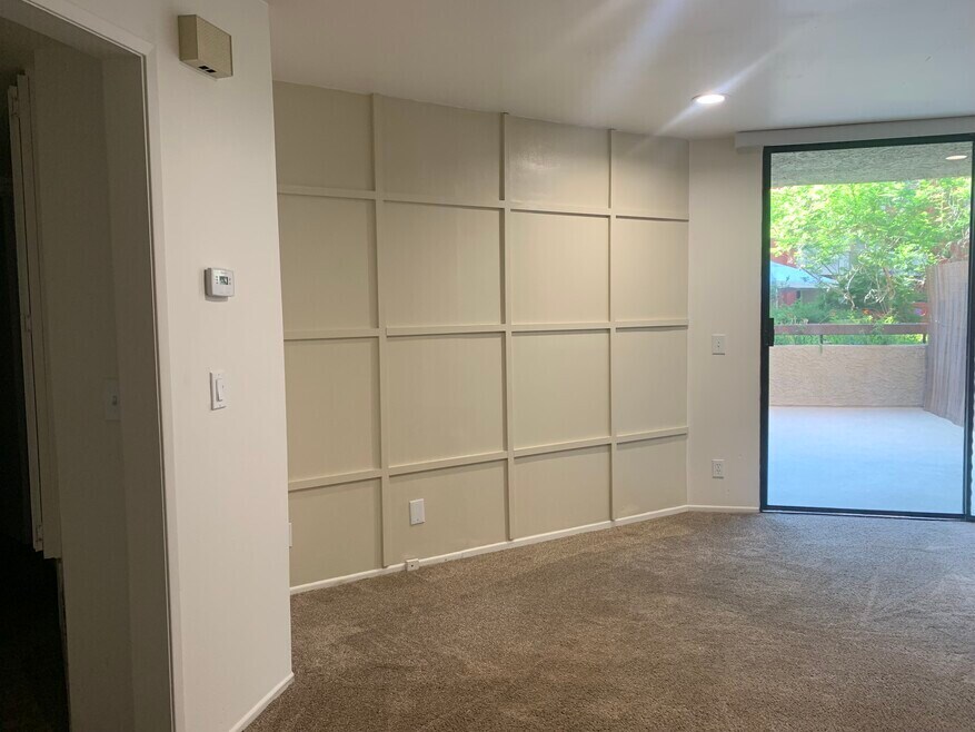 Accent Wall - 3961 Via Marisol