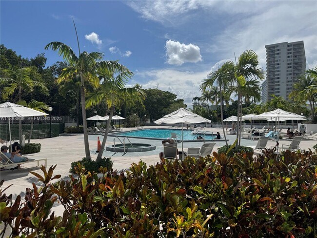 Building Photo - 100 Bayview Dr