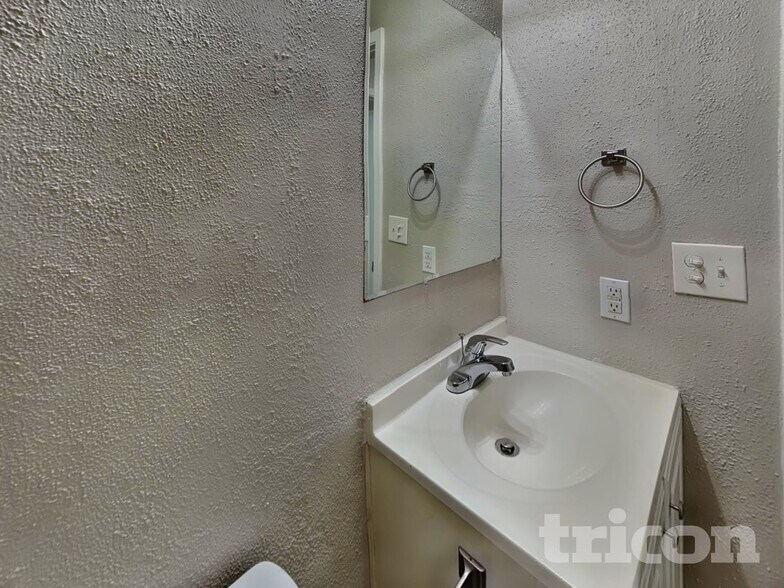 Building Photo - 4909 Tiffany Ln