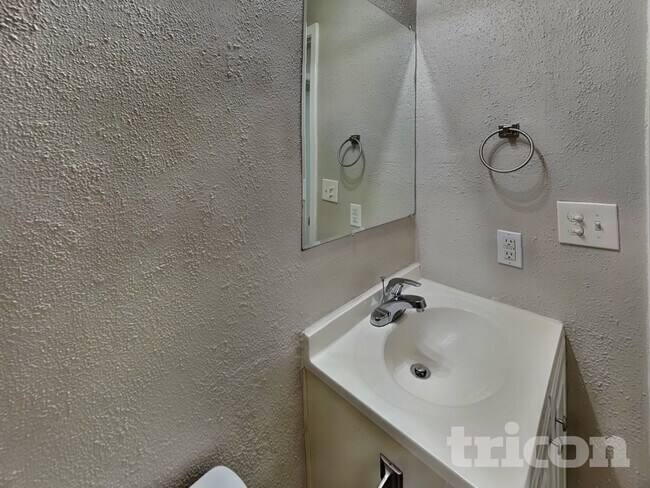 Building Photo - 4909 Tiffany Ln