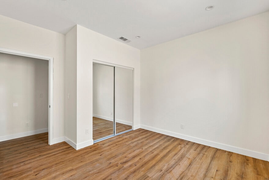 Building Photo - 3043 S Bronson Ave