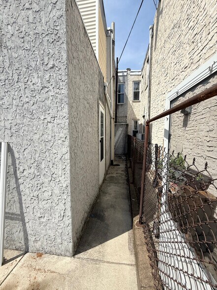 Building Photo - 1734 Wolf St