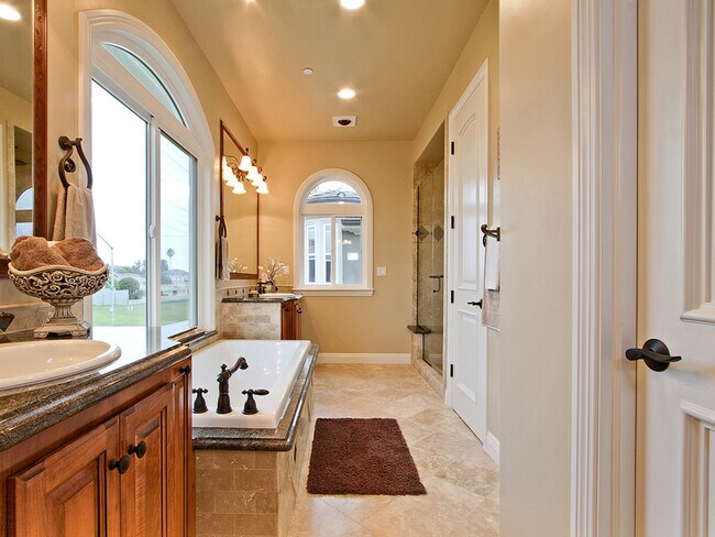 Building Photo - Spacious 3,224 Square Foot Townhouse!