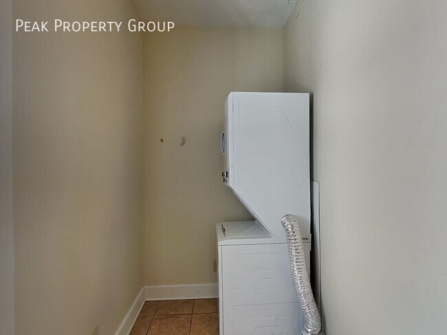 Building Photo - 1394 1/2 Indianola Avenue-