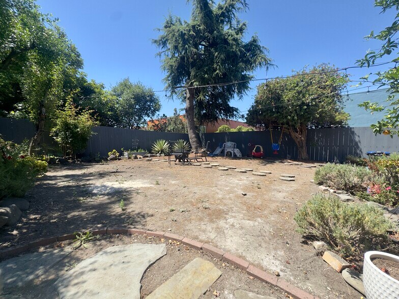 Building Photo - 161 Perry Pl