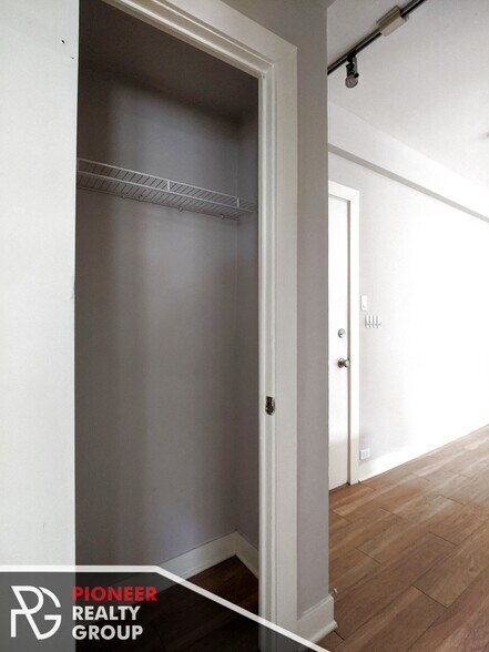Building Photo - 517 W Belmont Ave