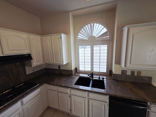 Building Photo - Single Story Home w/Pool in The Lakes!