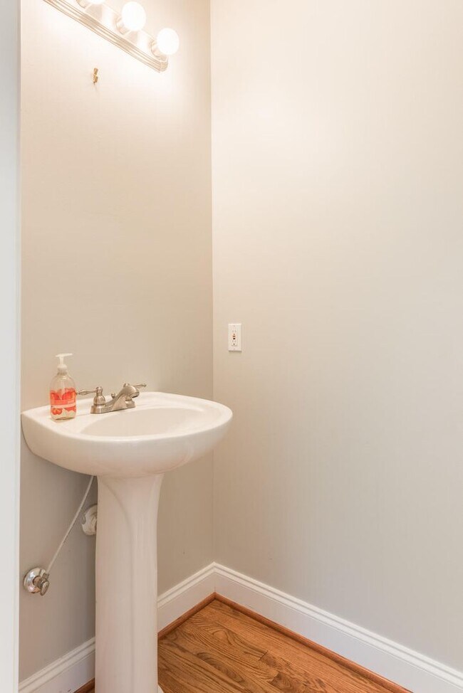 Building Photo - 3 bedroom home in Jefferson Heights