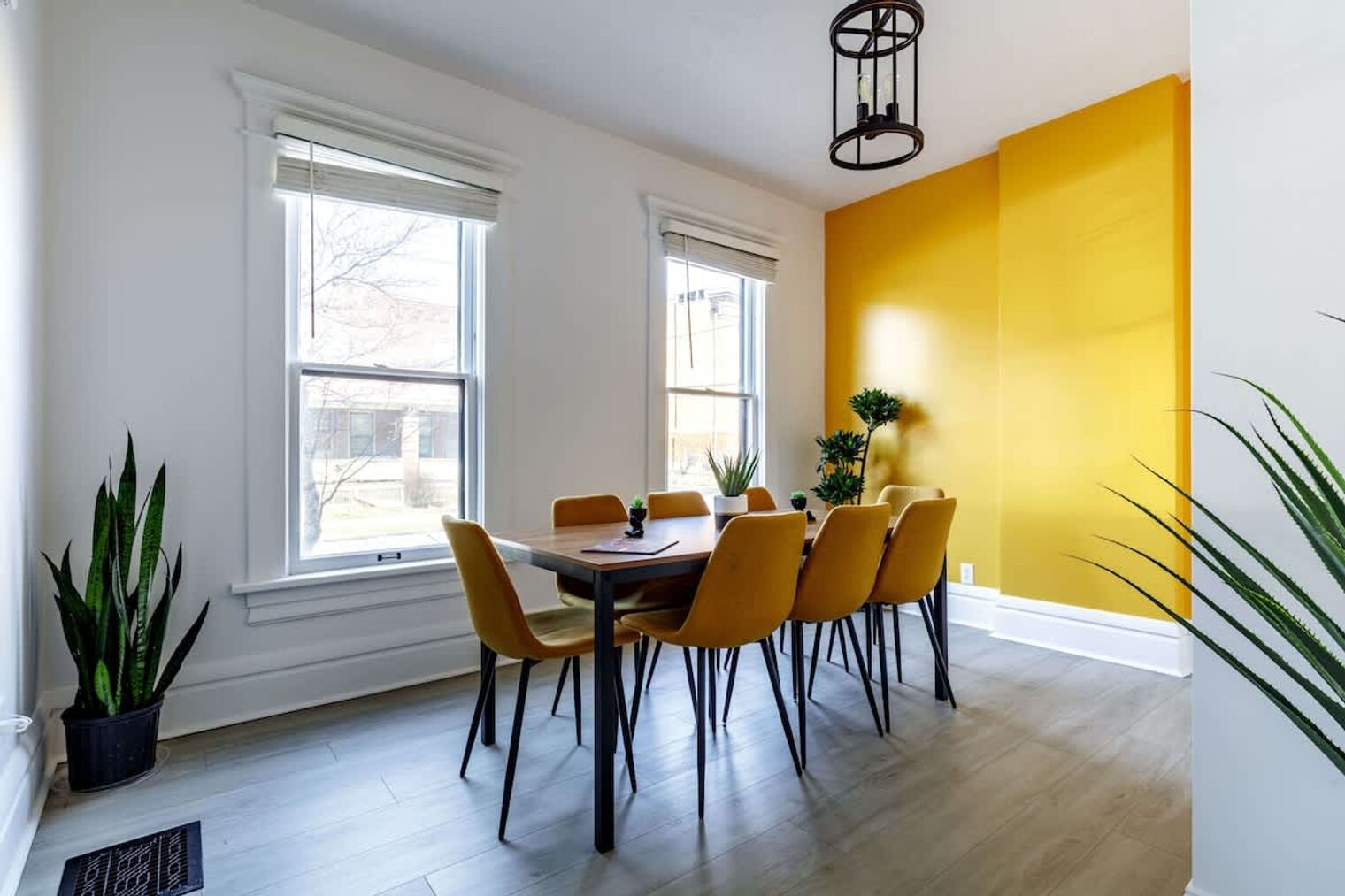 Building Photo - 313 W 4th Ave