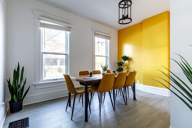 Building Photo - 313 W 4th Ave