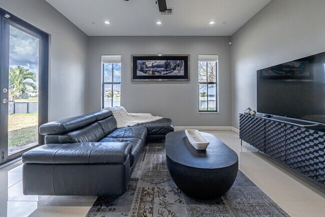 Building Photo - 8950 Lakeview Pl