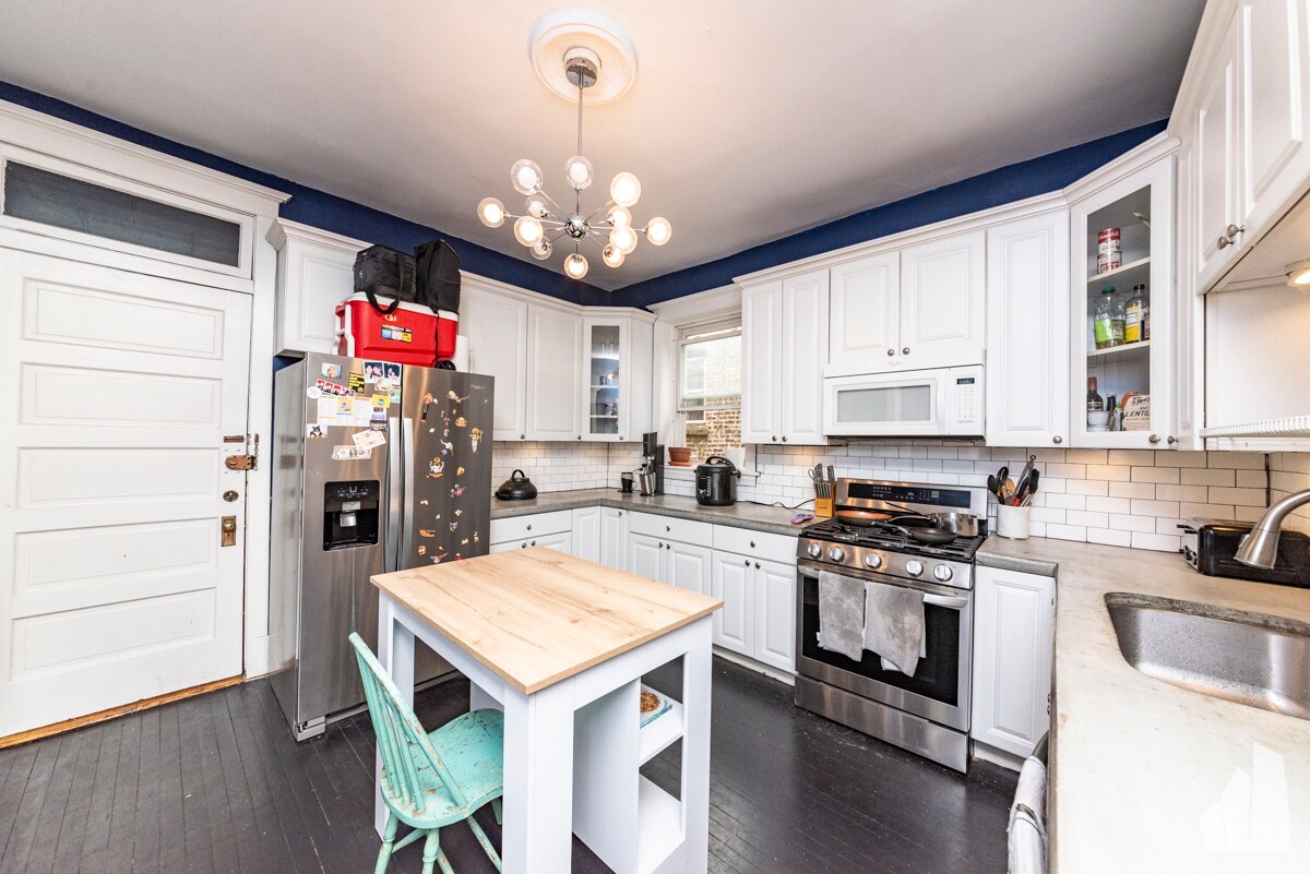 Building Photo - 842 W Waveland Ave