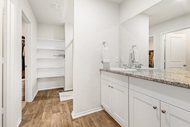 Building Photo - 6430 Greensleeves