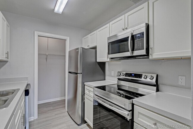 Building Photo - 9184 Roan Ln