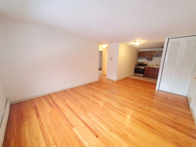 Building Photo - 245 Kelton St