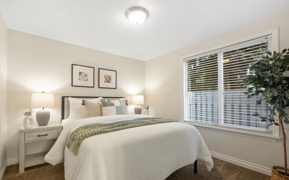 Building Photo - 4300 NE Sunset Blvd