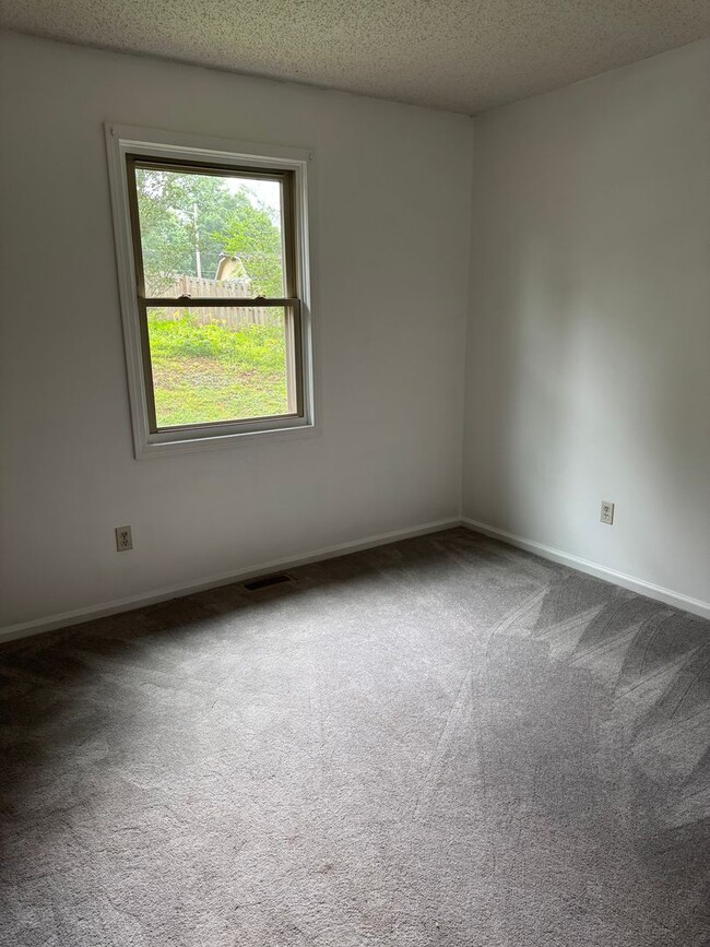 Building Photo - Bright & Charming 3BR Ranch Home in Newton – Vaulted Ceilings & Large Deck