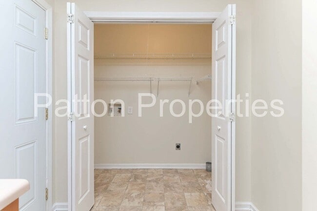 Building Photo - Summer Place Home