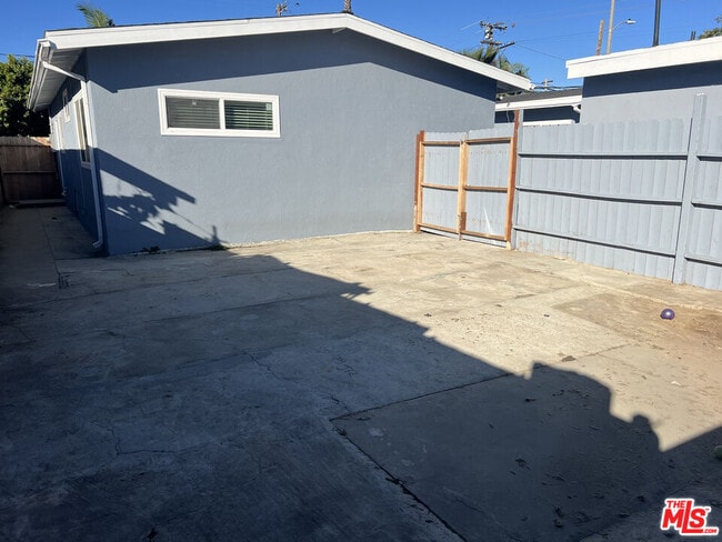 Building Photo - 10806 Doty Ave