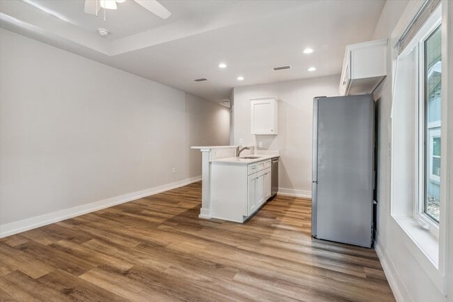 Building Photo - Live next to campus and all things Gainesv...