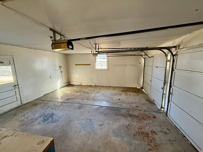 Building Photo - $1,000 off first months rent! Quick Move In! 3 bedroom, 1.5 Bath Home with attached garage in Lov...