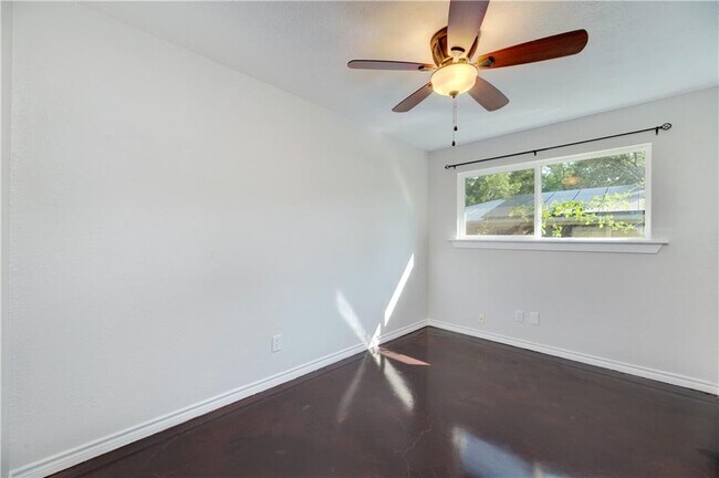 Building Photo - 5608 Oak Blvd